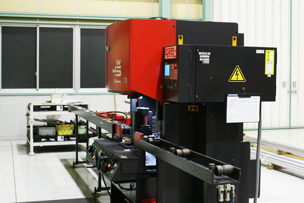 写真:形鋼加工機(アイアンワーカー)
