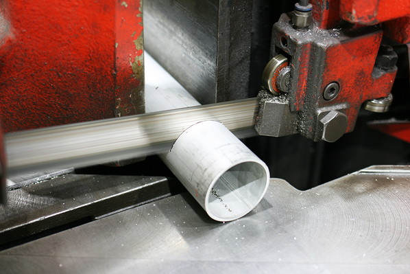 写真:形鋼加工機(アイアンワーカー)